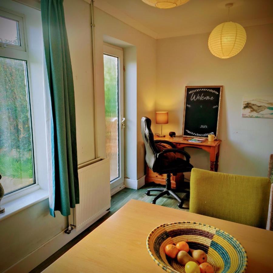 Private Entire House - 3 Bedrooms Garden Parking