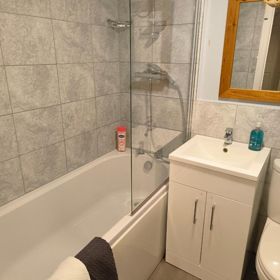 Private Entire House - 3 Bedrooms Garden Parking Holiday home *
