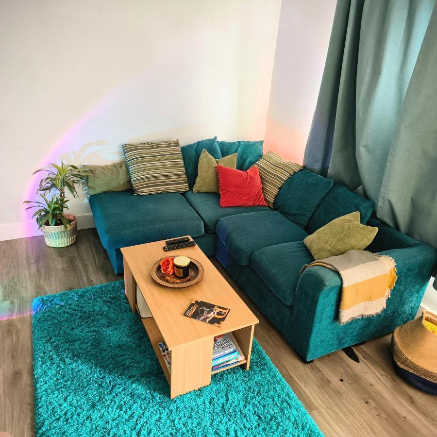 Private Entire House - 3 Bedrooms Garden Parking