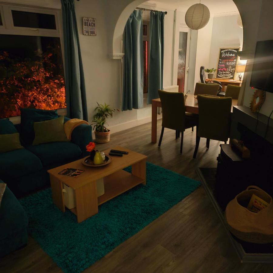 Private Entire House - 3 Bedrooms Garden Parking
