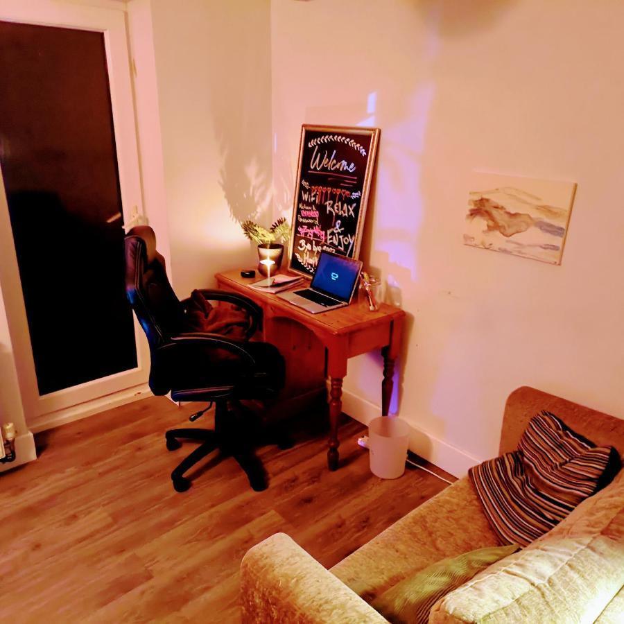 Private Entire House - 3 Bedrooms Garden Parking Holiday home