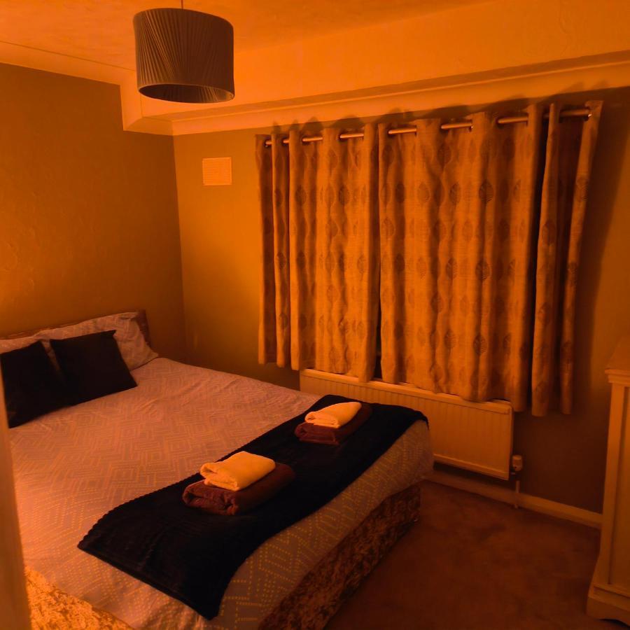 Private Entire House - 3 Bedrooms Garden Parking *