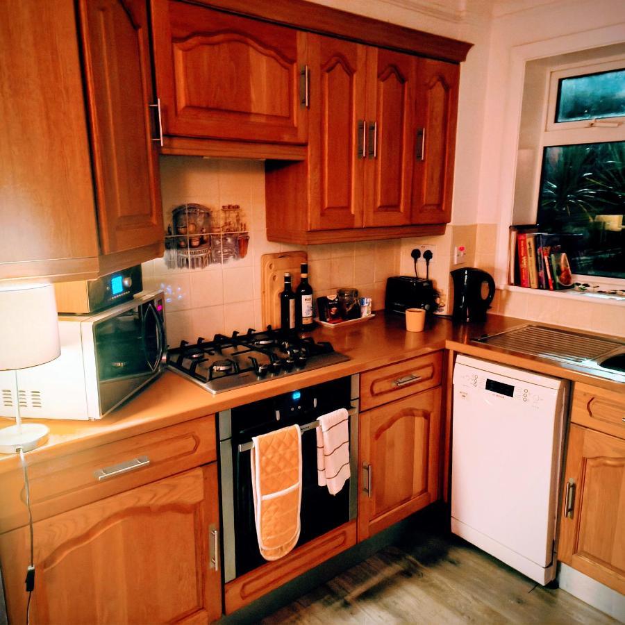 Private Entire House - 3 Bedrooms Garden Parking