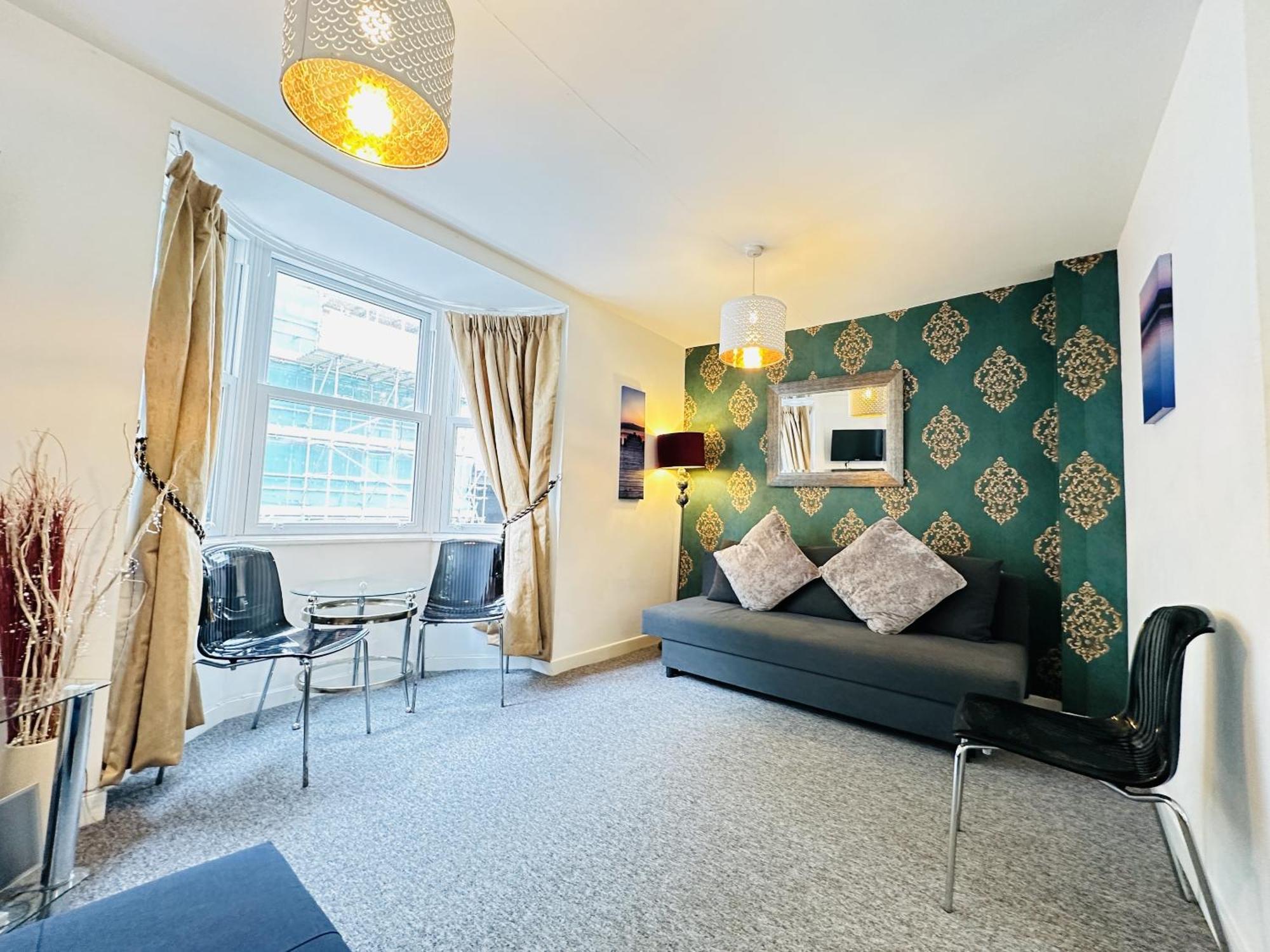 Best Location,4-Br House,Churchill Square Car Park & Sea-2 Min, Brighton Conference Centre 3 Min, Shops, Restaurants, I-360, Pier - Walking Distance Brighton