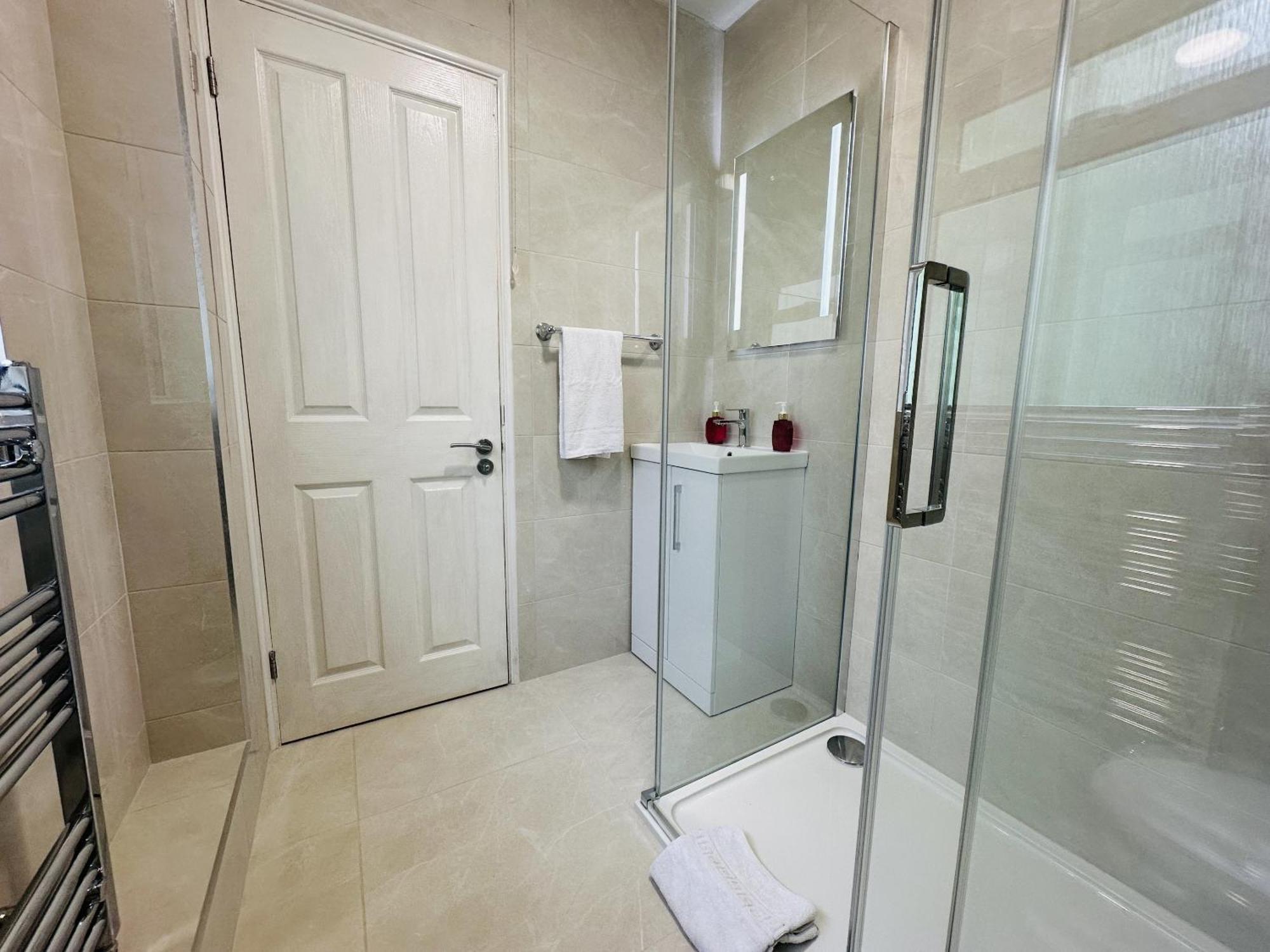 Best Location,4-Br House,Churchill Square Car Park & Sea-2 Min, Brighton Conference Centre 3 Min, Shops, Restaurants, I-360, Pier - Walking Distance