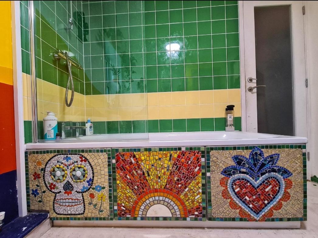 Bright, Roomy, Colourful Flat In Apartment