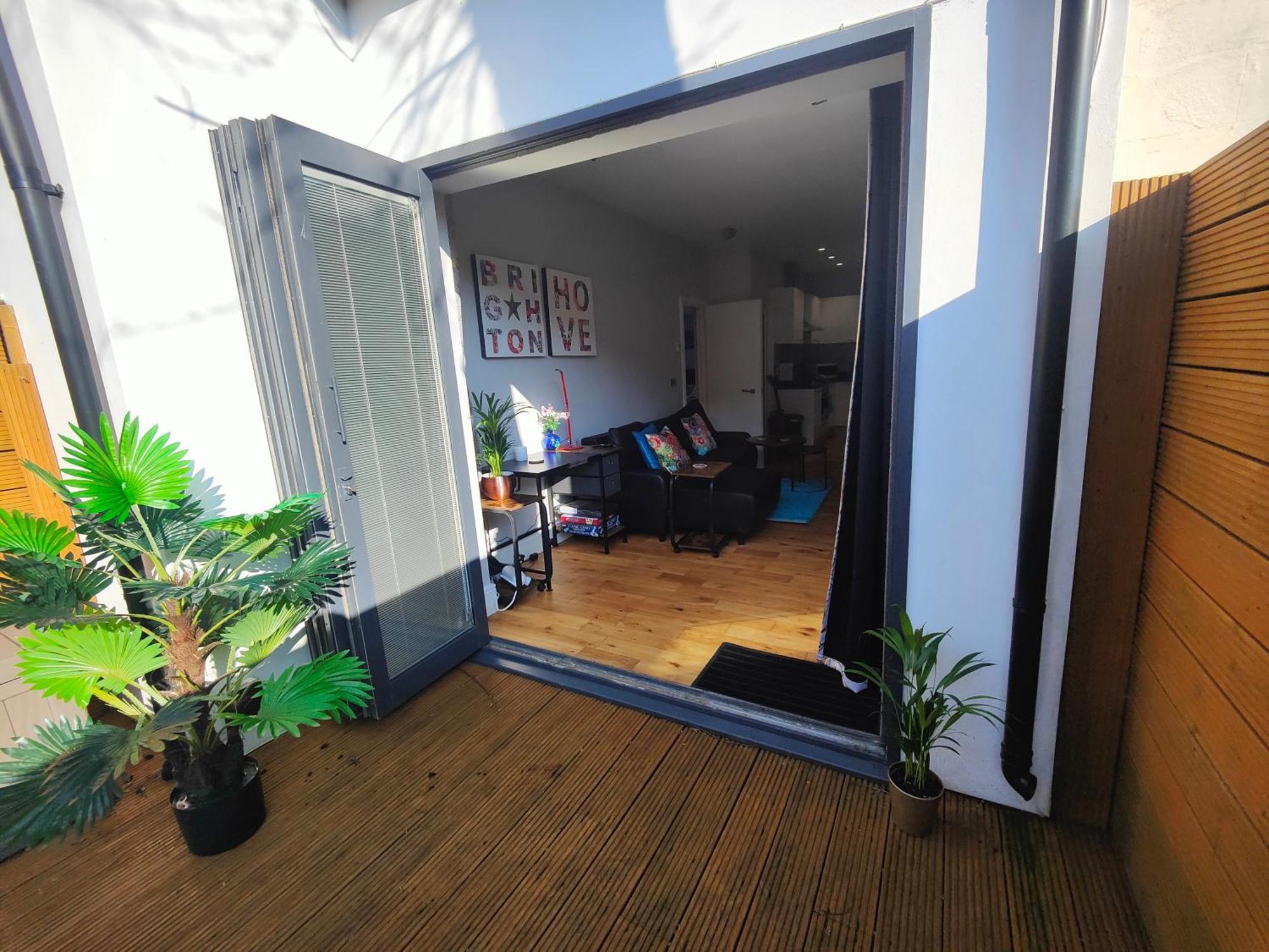 Apartment Modern Patio *