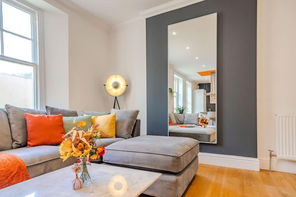 Free Parking Space 1 Car I I Two Bedroom I Sleep 6 Guests I Super Location *