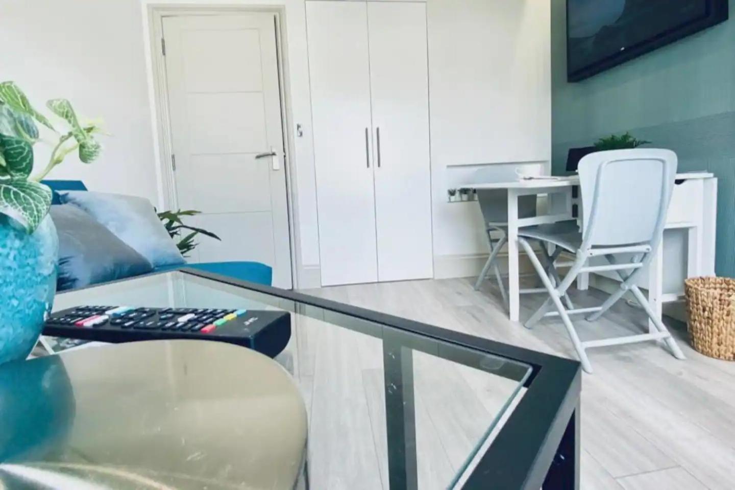 05 Stylish Steps From Sea, Bars & Promenade Apartment Brighton