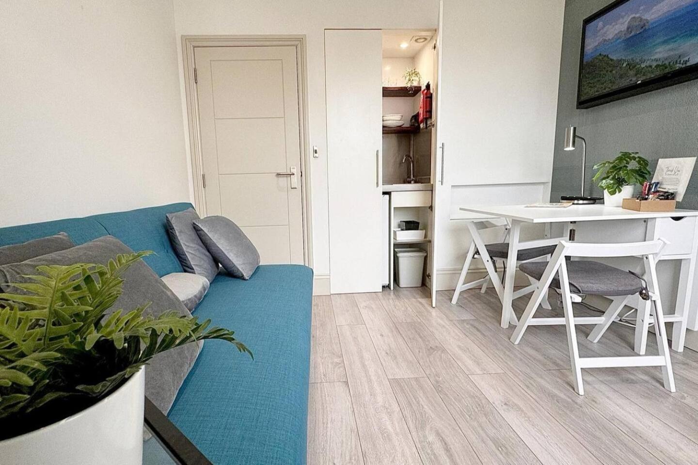 Apartment 05 Stylish Steps From Sea, Bars & Promenade