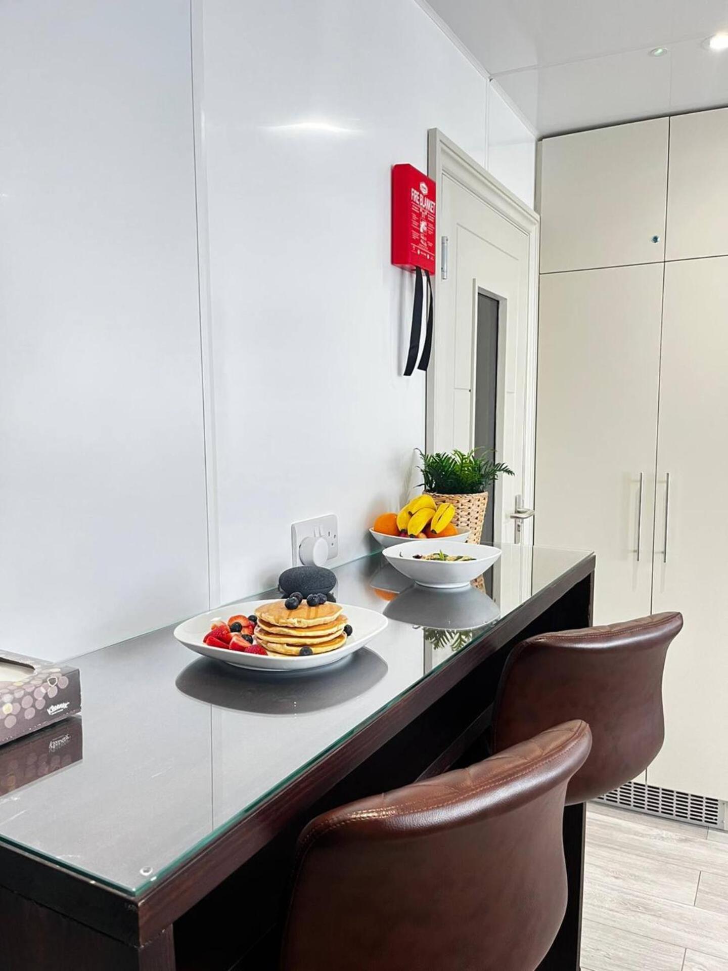 05 Stylish Steps From Sea, Bars & Promenade Apartment Brighton