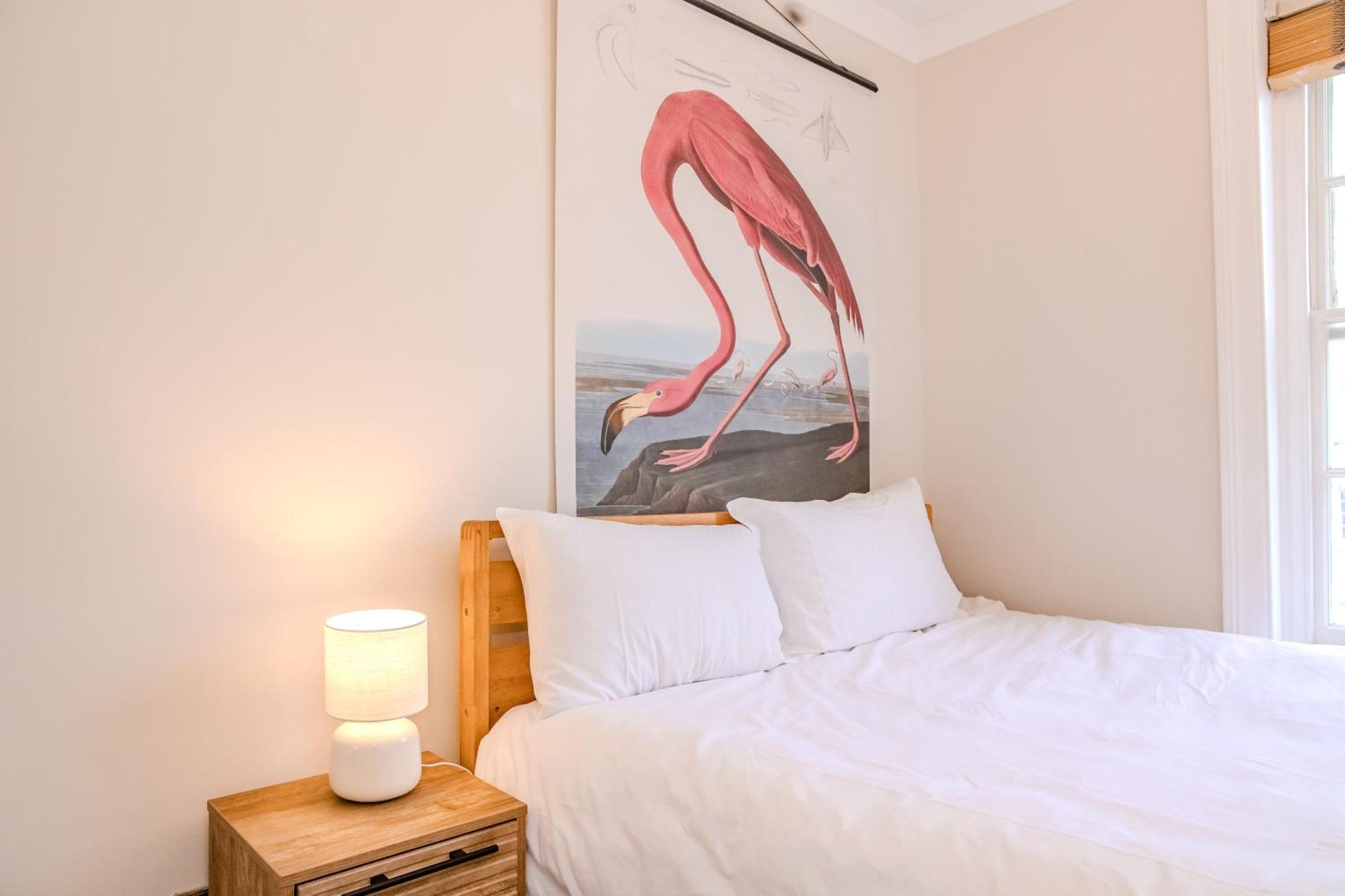 Beautiful Sea View I Spacious One Bd Flat I Sleep 3 Guests Bp4 *