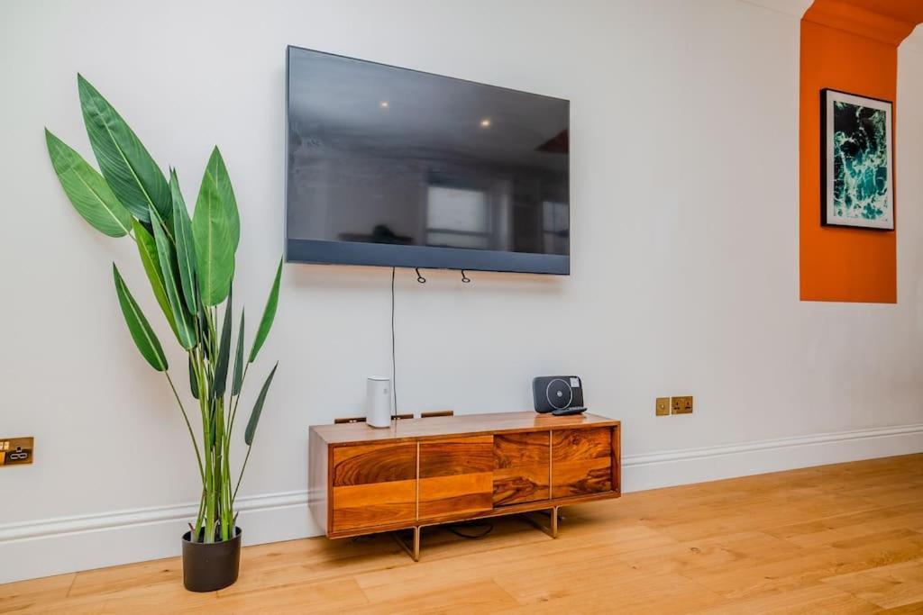 Apartment Free Parking Space 1 Car I I Two Bedroom I Sleep 6 Guests I Super Location *