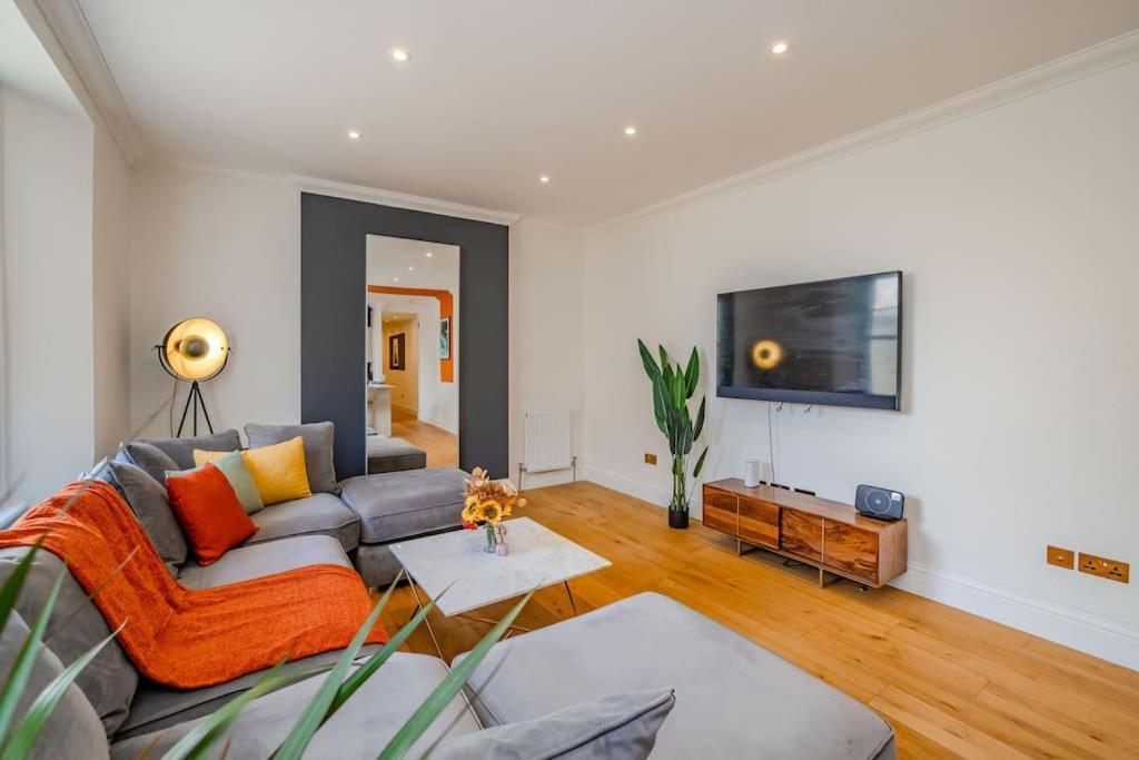 Free Parking Space 1 Car I I Two Bedroom I Sleep 6 Guests I Super Location *