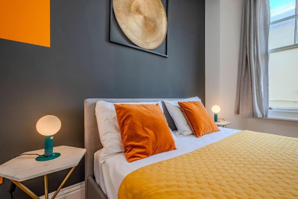 Free Parking Space 1 Car I I Two Bedroom I Sleep 6 Guests I Super Location *
