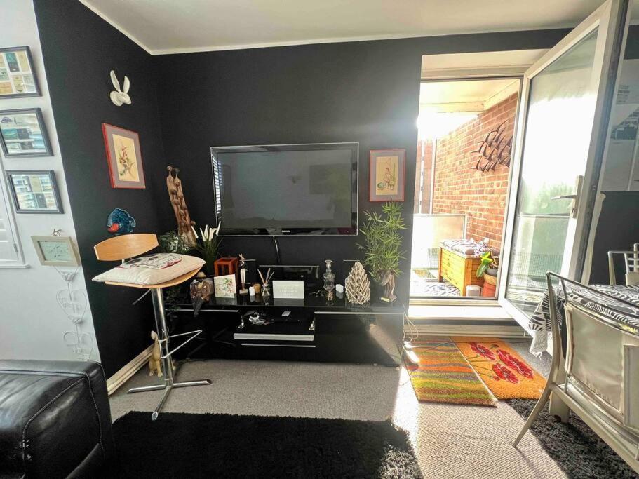 Large 2 Bedroom Private With Parking & Hut *