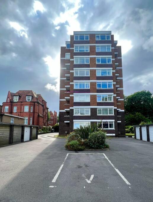 Large 2 Bedroom Private With Parking & Hut Apartment *