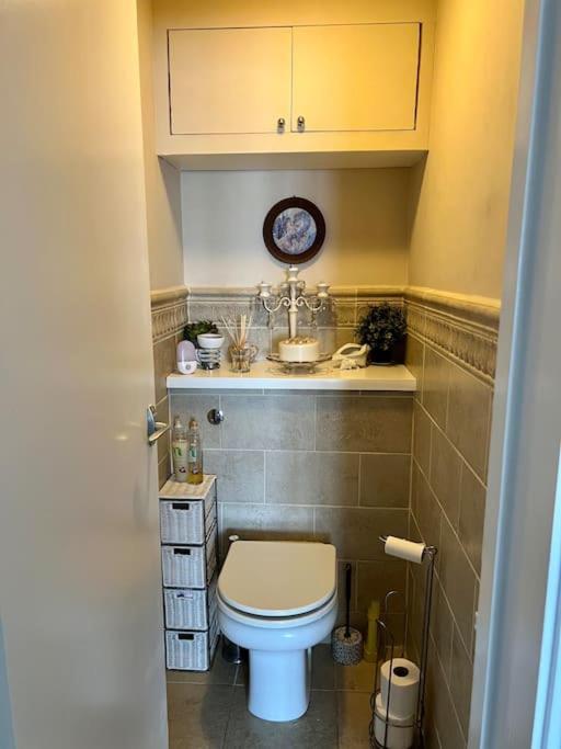 Large 2 Bedroom Private With Parking & Hut Apartment *