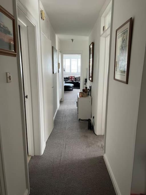 Large 2 Bedroom Private With Parking & Hut Brighton