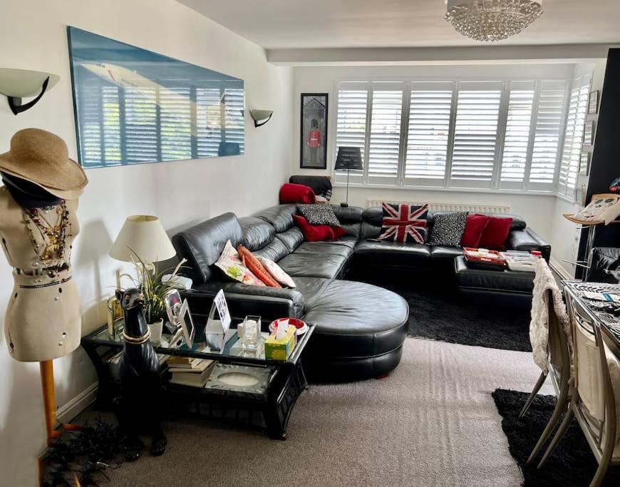 Large 2 Bedroom Private With Parking & Hut Apartment *