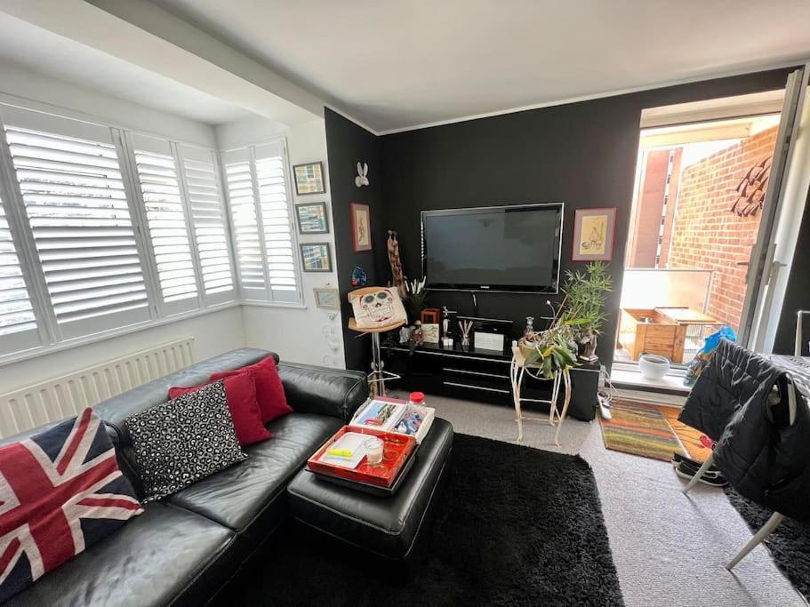 Large 2 Bedroom Private With Parking & Hut Apartment *