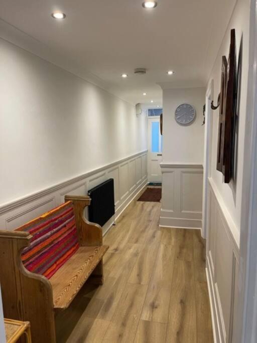 Apartment Homely Garden Apartment, Newly Refurbished - Sleeps Four *