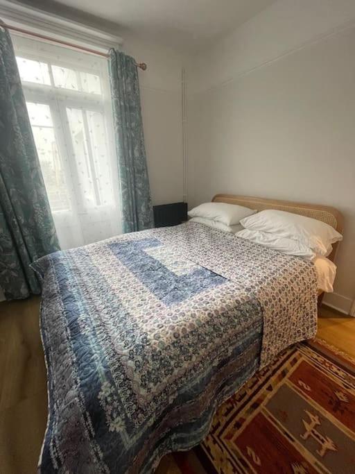 Homely Garden Apartment, Newly Refurbished - Sleeps Four *