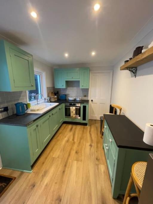 Homely Garden Apartment, Newly Refurbished - Sleeps Four *