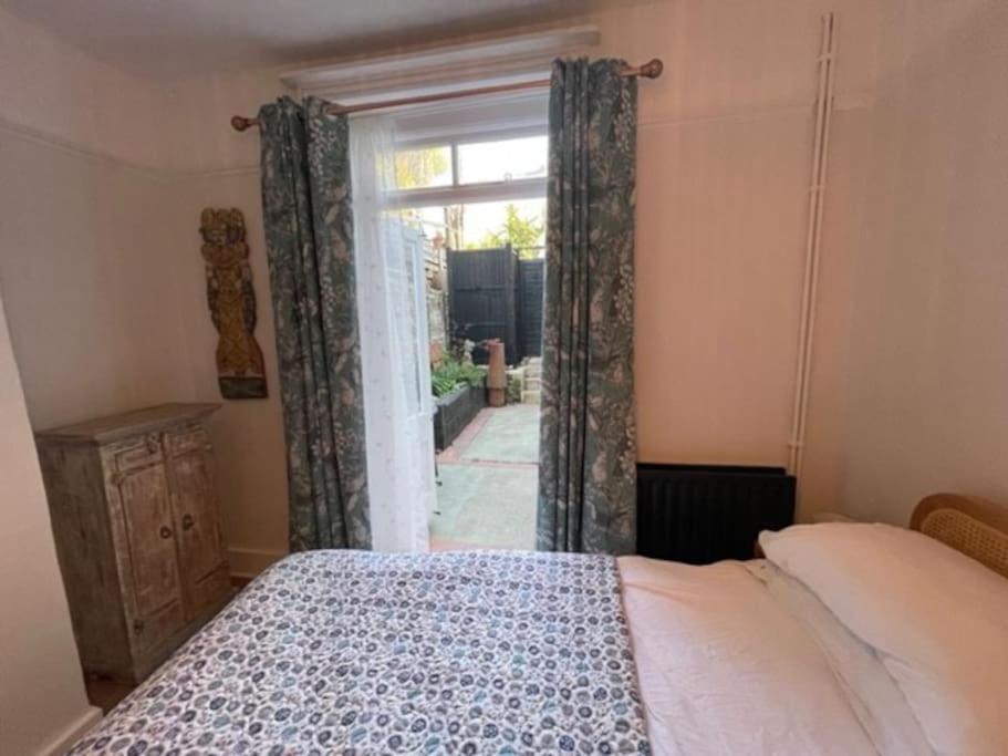 Homely Garden Apartment, Newly Refurbished - Sleeps Four