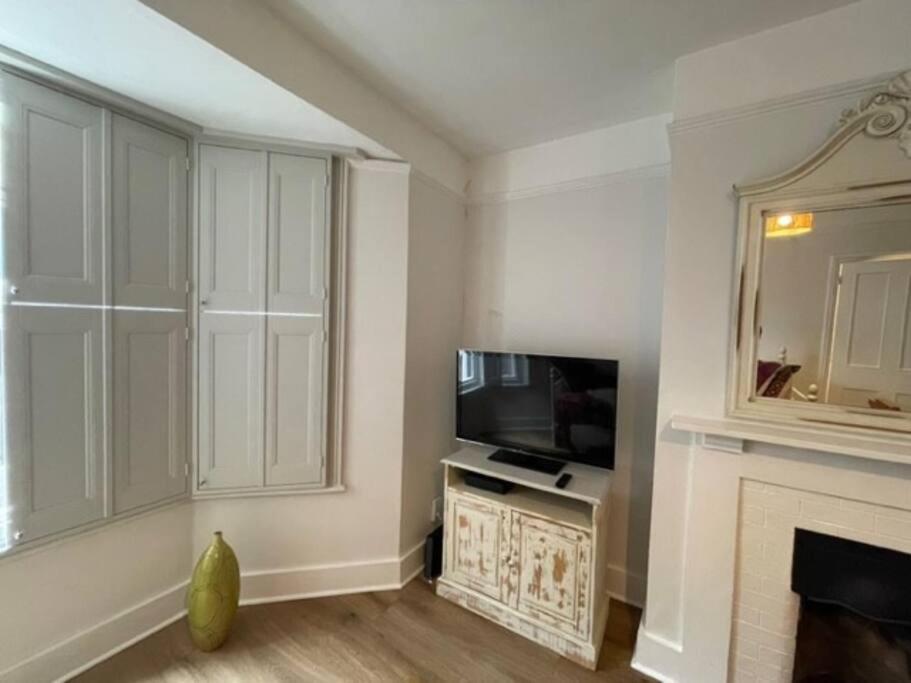 Apartment Homely Garden Apartment, Newly Refurbished - Sleeps Four