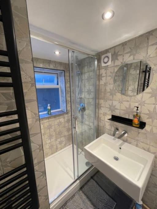 Homely Garden Apartment, Newly Refurbished - Sleeps Four Apartment