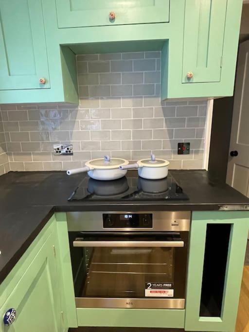 Homely Garden Apartment, Newly Refurbished - Sleeps Four