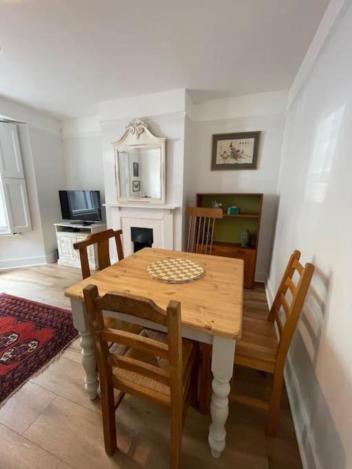 Homely Garden Apartment, Newly Refurbished - Sleeps Four *