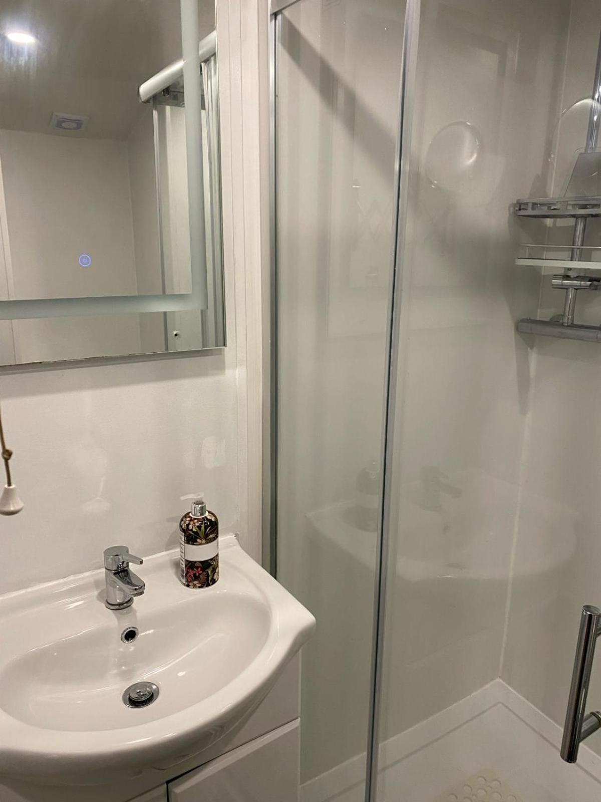2 Large One Bed - Prime Location - Quiet & Comfortable - Garden Access