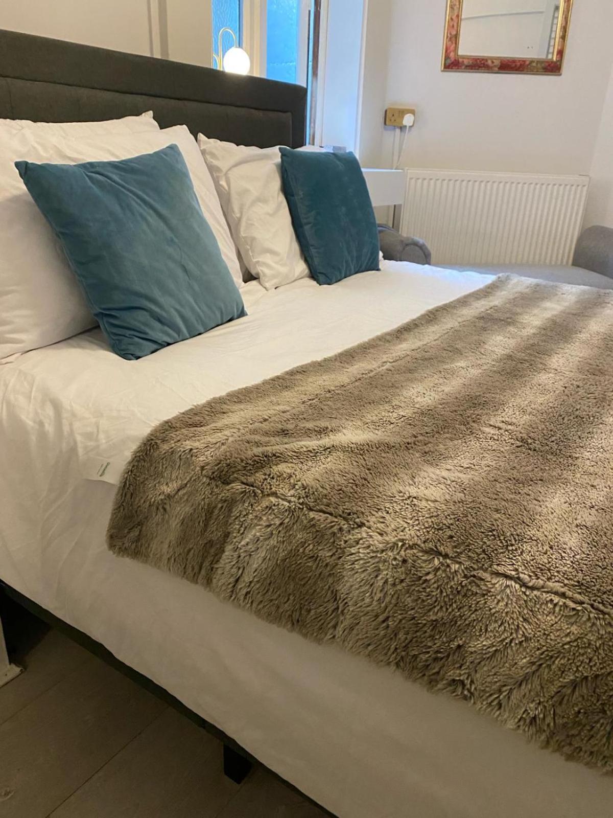 2 Large One Bed - Prime Location - Quiet & Comfortable - Garden Access Apartment *