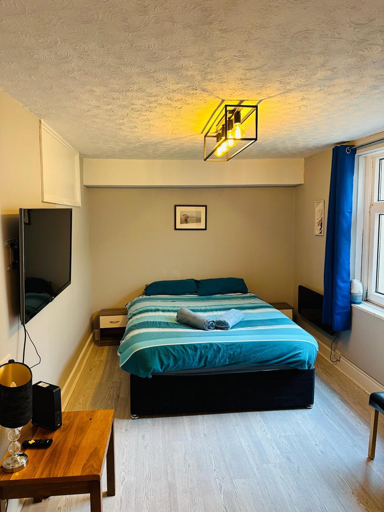 Central - 1 Bedroom Apartment, Sleeps 4