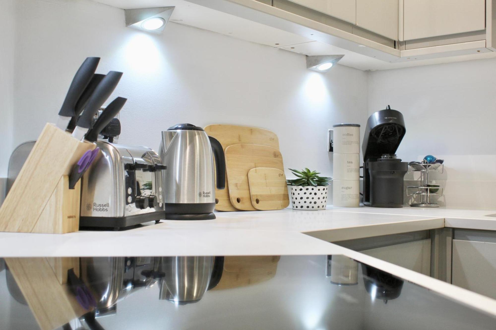 Apartment Central - 5 Min Walk From Beach And Pier And Within Walking Distance Of The Train Station - Sleeps Up To 6 Guests!