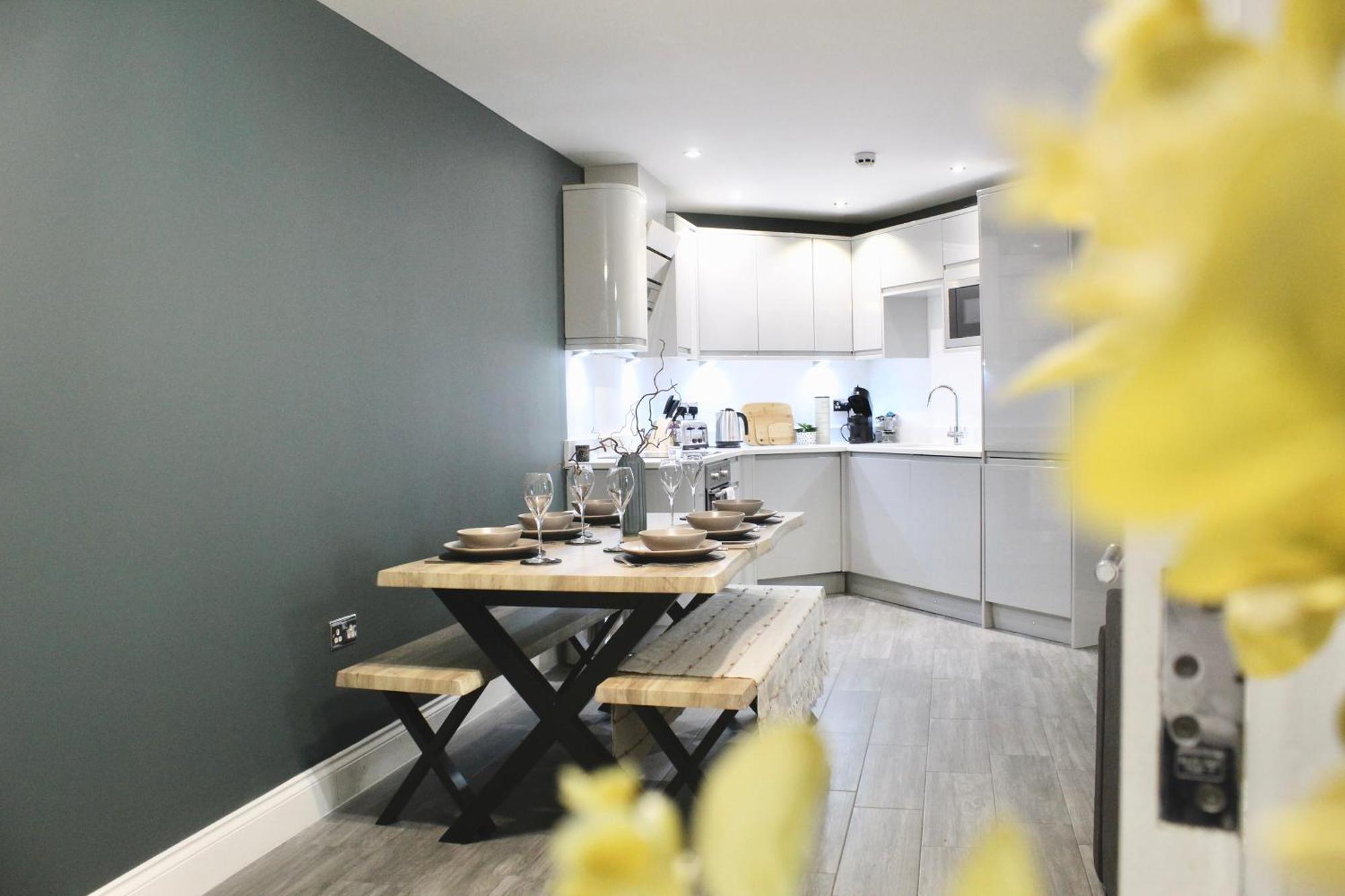Central - 5 Min Walk From Beach And Pier And Within Walking Distance Of The Train Station - Sleeps Up To 6 Guests! Apartment *