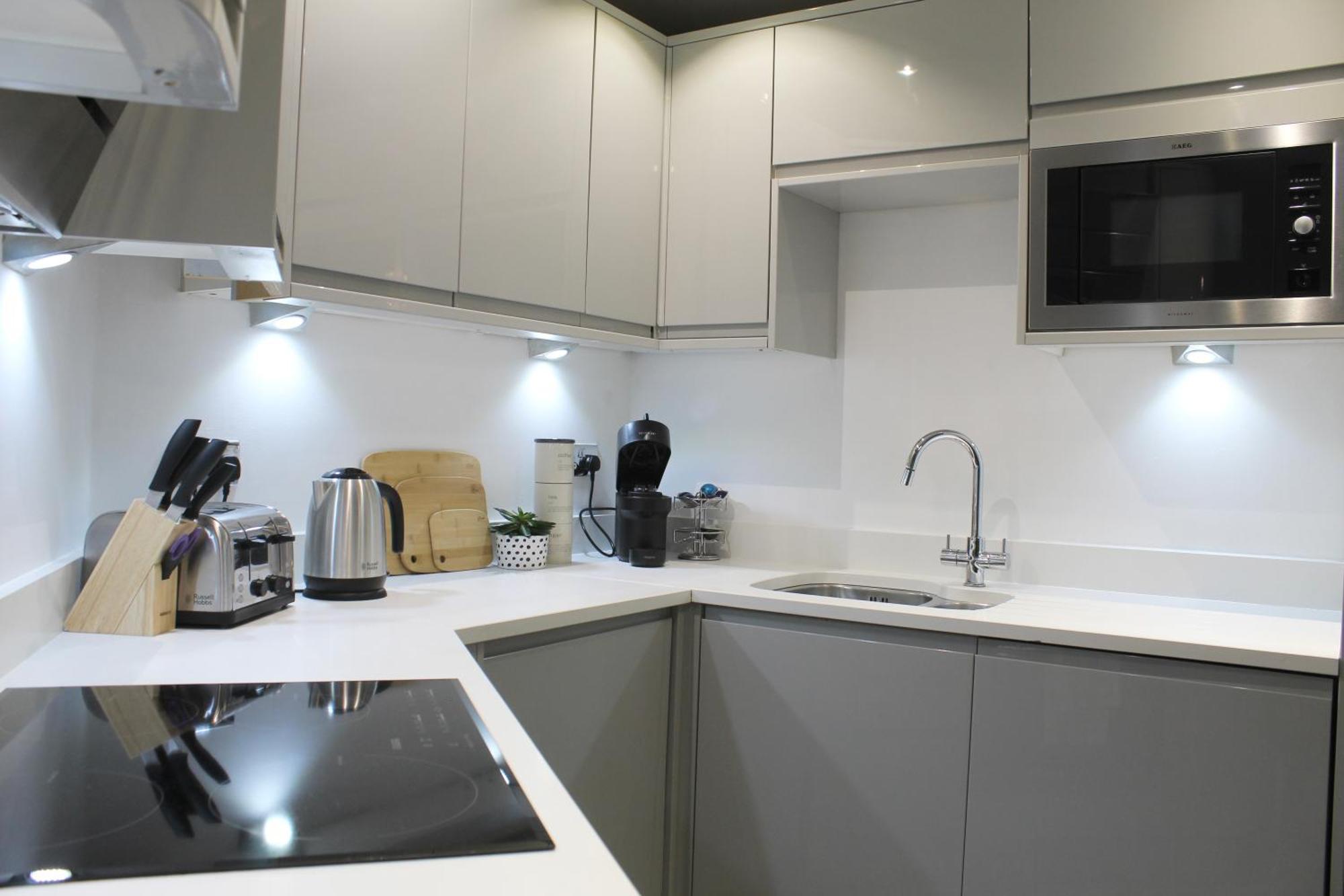 Central - 5 Min Walk From Beach And Pier And Within Walking Distance Of The Train Station - Sleeps Up To 6 Guests!