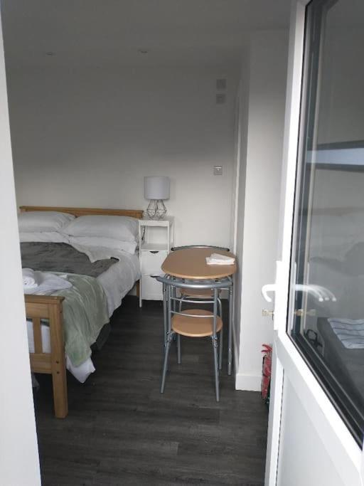 Cosy Garden Minimum Two Night Apartment Brighton