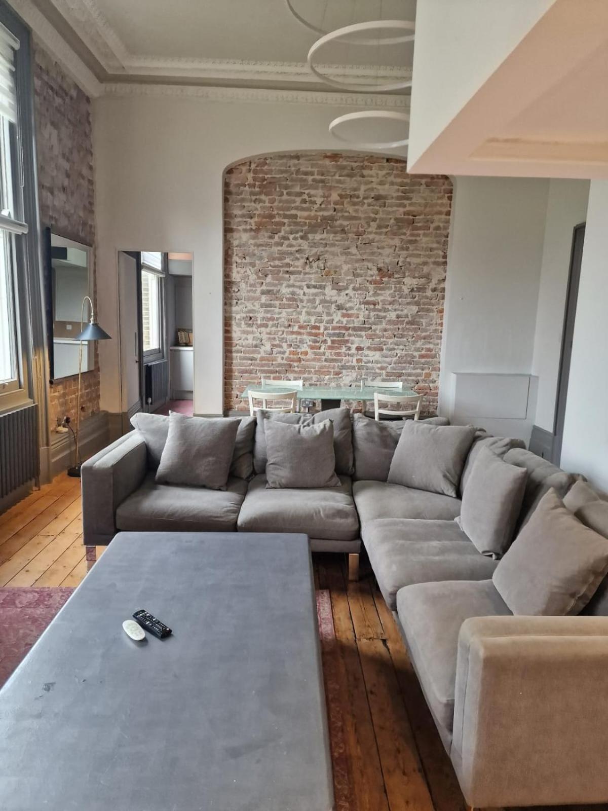 Apartment 22 Stunning Large Loft - Great Location - Free Onsite Parking - Garden View- Quiet