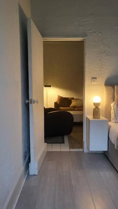 3 Garden One Bed Flat - Great Location - Free Onsite Parking - Private - Comfortable Apartment