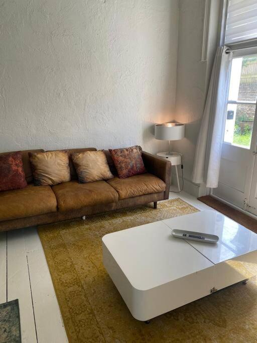 Apartment 3 Garden One Bed Flat - Great Location - Free Onsite Parking - Private - Comfortable *