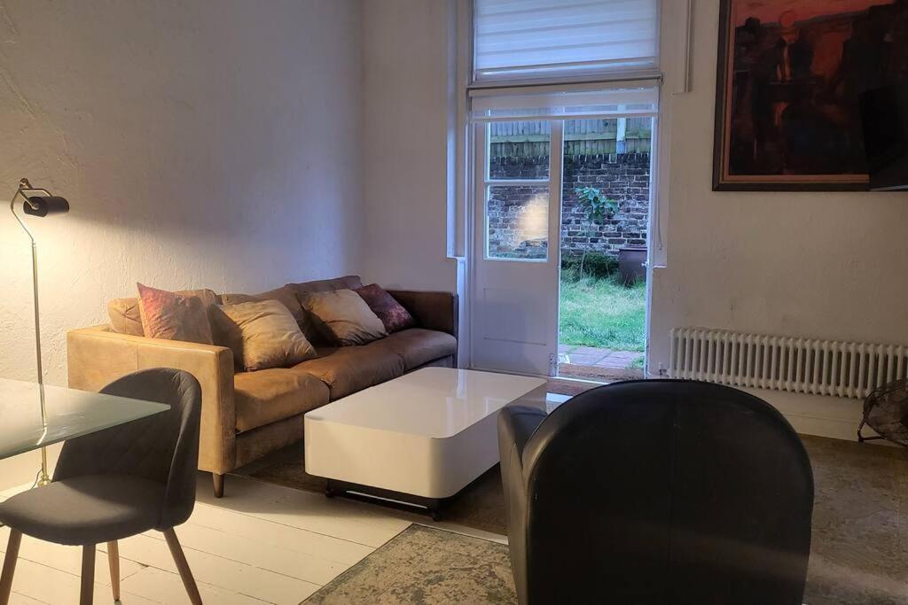 Apartment 3 Garden One Bed Flat - Great Location - Free Onsite Parking - Private - Comfortable