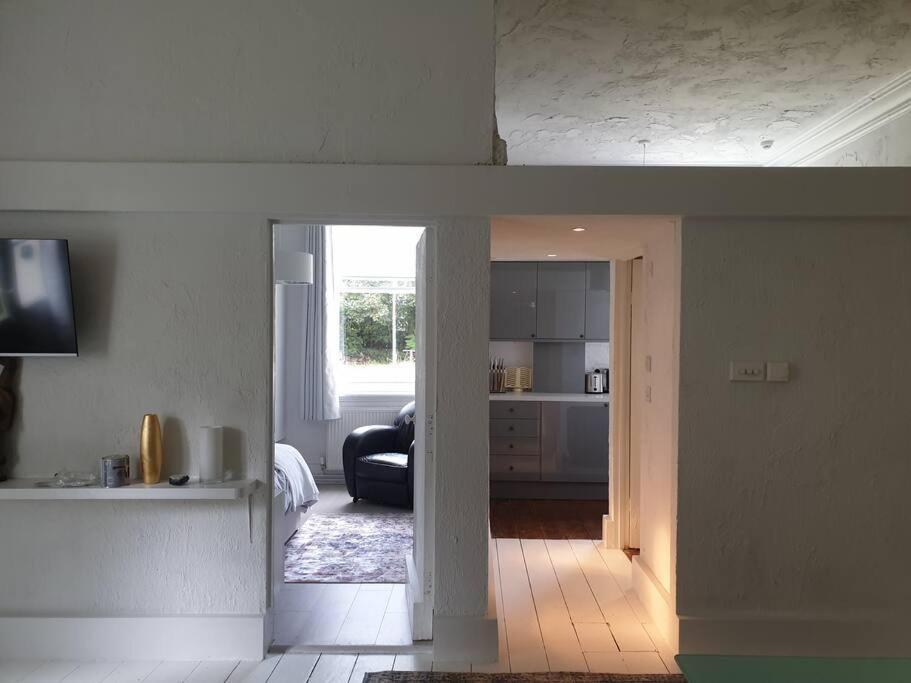 Apartment 3 Garden One Bed Flat - Great Location - Free Onsite Parking - Private - Comfortable Brighton