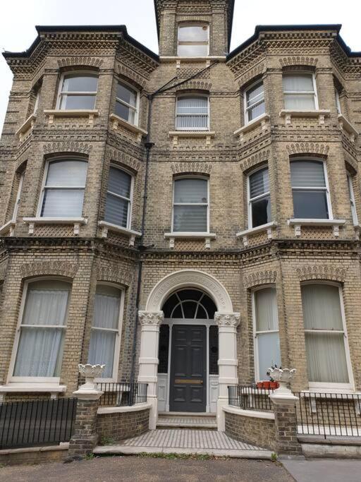 3 Garden One Bed Flat - Great Location - Free Onsite Parking - Private - Comfortable * Brighton