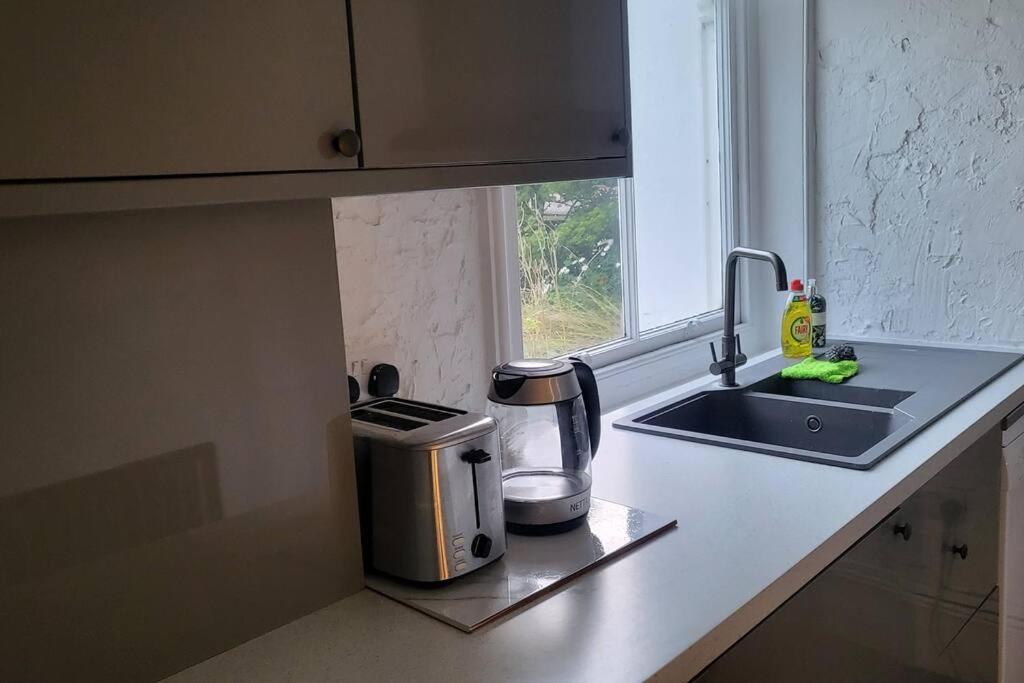 3 Garden One Bed Flat - Great Location - Free Onsite Parking - Private - Comfortable Apartment
