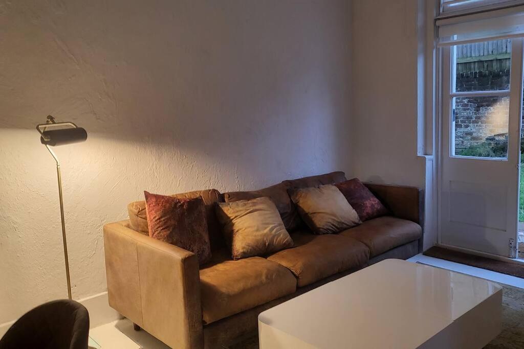 3 Garden One Bed Flat - Great Location - Free Onsite Parking - Private - Comfortable Apartment