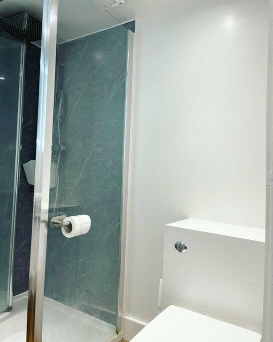 Apartment 3 Garden One Bed Flat - Great Location - Free Onsite Parking - Private - Comfortable *