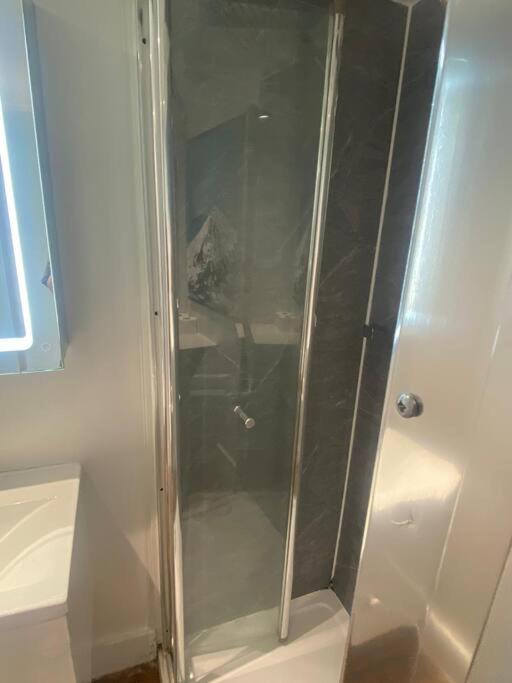 3 Garden One Bed Flat - Great Location - Free Onsite Parking - Private - Comfortable * Brighton
